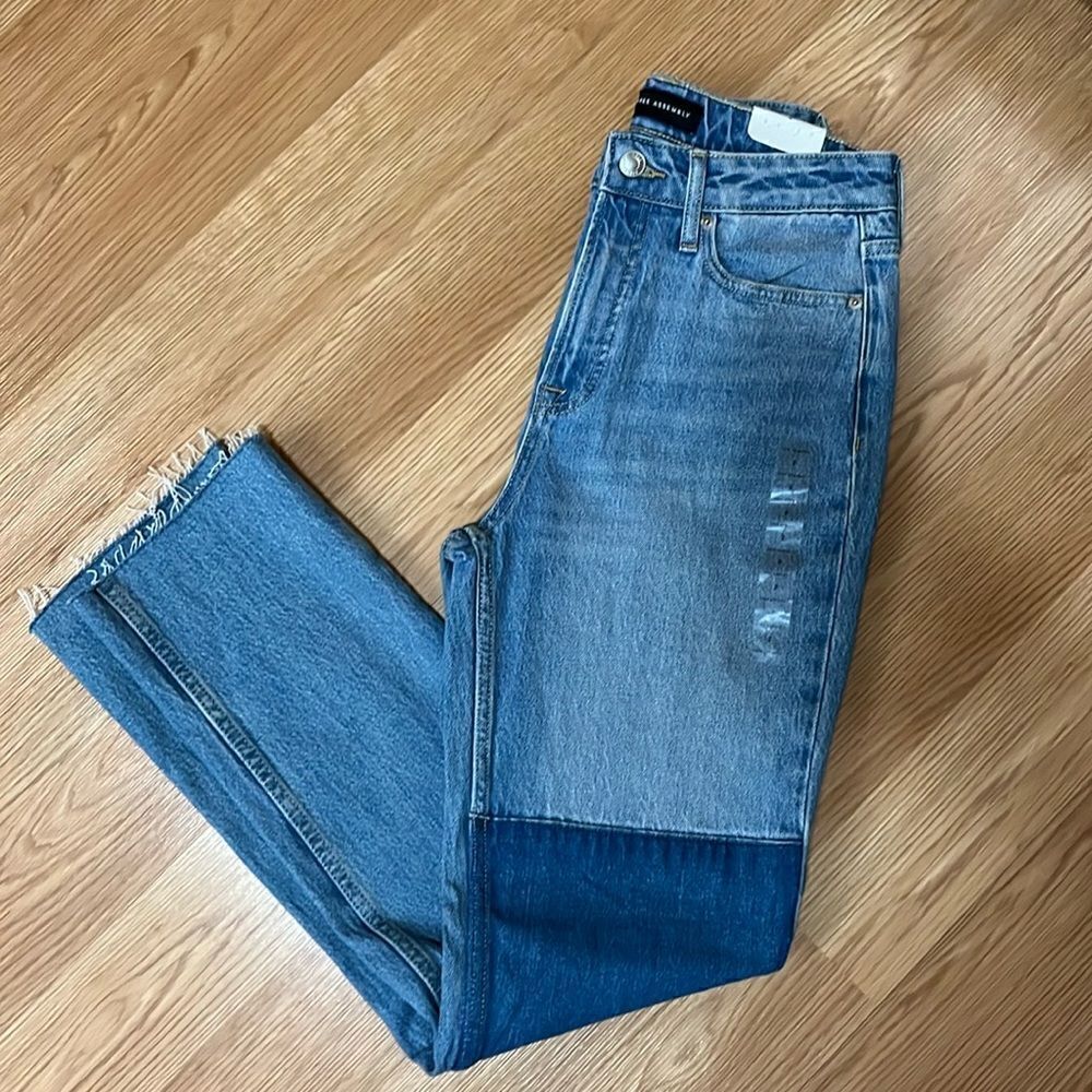 FREE ASSEMBLY NWT SIZE 2 THE SUPER HIGH RISE STRAIGHT JEANS MEDIUM WASH